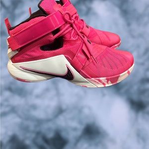 Labron Zoom Soldier IX 9 
Think Pink.   Size 13.